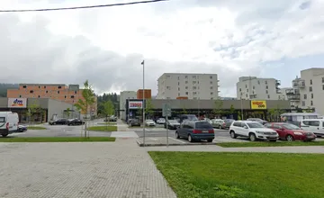 Koniec dlhodobému parkovaniu pred obchodnou galériou na Kysuciach. Zavádzajú časové obmedzenie