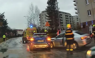 Premávku na sídlisku Vlčince v Žiline riadi polícia. Zrazili sa dve autá, situácia je neprehľadná