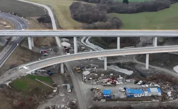 VIDEO: Práce na novom úseku R3 na Orave neustali ani v decembri. Ako napreduje výstavba?