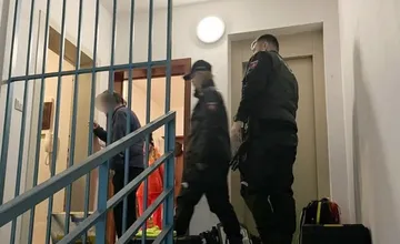 Zranená seniorka ostala uväznená v byte. Žilinská polícia dostala poďakovanie za záchranu života