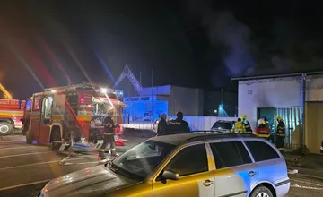 Večerný požiar vo Vrútkach postavil na nohy 16 hasičov. Horieť začala autolakovňa