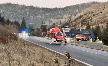 FOTO: Pod Čertovicou pristál záchranársky vrtuľník. Zasahuje pri vážnej nehode dvoch vozidiel
