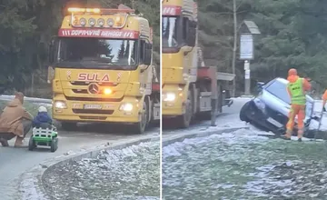 VIDEO: Cestu na Orave blokuje nehoda, auto skončilo v jarku vedľa vozovky