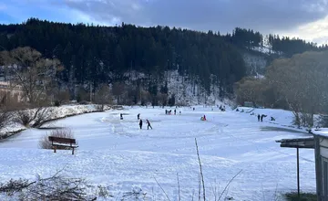 Mrazivé počasie praje verejným klziskám. Na Kysuciach každoročne hrajú hokej na zamrznutom rybníku