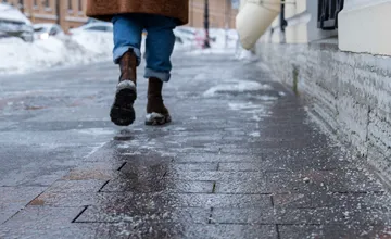 Na cestách aj chodníkoch opatrne! Do Žilinského kraja mieri mrznúci dážď