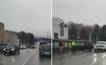 Na Mostnej v Žiline došlo k nehode. Výjazd z priľahlej ulice uzavreli, premávka sa zhusťuje