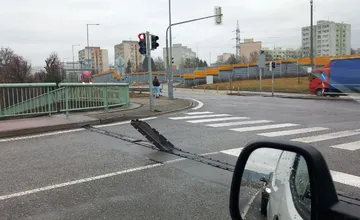 Na križovatke pri Metre dajte pozor! Vodičom stojí v ceste dilatačný mostný záver