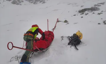 Do nebezpečného žľabu pod Chopkom spadol 14-ročný snowboardista. Vyťahovali ho lanom