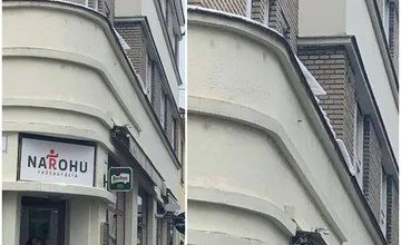 Zo striech v centre Žiliny padá ľad, takmer trafil malé dieťa. Dajte si pozor!