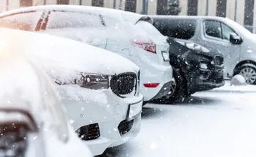 Mesto Žilina upozorňuje na bezohľadne zaparkované autá. Smetiarom blokujú prístup k nádobám na odpad
