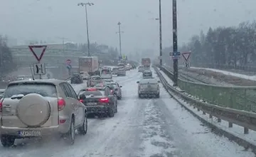 Ľad pokryl chodníky i cesty v Žilinskom kraji, hrozia nehody a zranenia. Výstrahy platia 3 dni