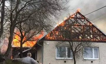 Nešťastné ráno pre rodinu z Oravy. Plamene pohltili jej dom, bojujú s nimi hasiči