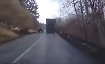 VIDEO: Vodič v Turci nebezpečne prebiehal na na mieste so zlým výhľadom, oproti šlo auto