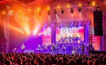 Žilinská kapela AYA bude opäť koncertovať spolu s orchestrom. Oznámila prvé mestá a dátumy