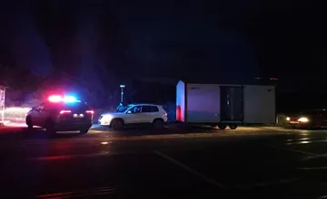 Zlodeji z Oravy ukradli mobilný dom, pripojili si ho za auto. Pred políciou sa neukryli