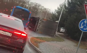 FOTO: Na kruhovom objazde v Námestove sa prevrátil kamión. Doprava je obmedzená, zasahujú hasiči