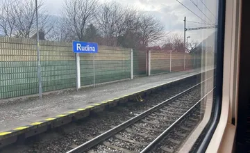 Vlaková doprava zo Žiliny na Kysuce je obmedzená. Na trati došlo k lomu koľaje