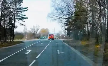 VIDEO: Riskantný manéver pri Stráňavách. Vodič skrížil cestu hasičom, zrážke sa vyhli len tesne