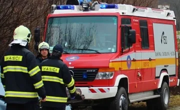 Cestu I/18 blokuje dopravná nehoda dvoch automobilov, na mieste sú zranení