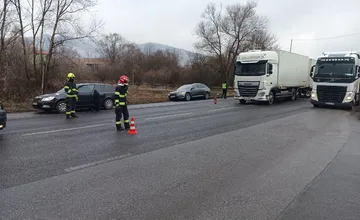 Druhá nehoda na rovnakej križovatke za deň. Na Kysuciach havarovali dve autá a kamión