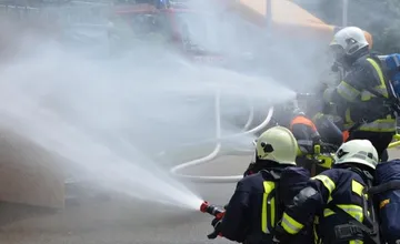Do Rajeckých Teplíc mieria hasiči z dvoch miest, horí tam strecha rodinného domu