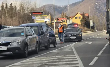 Hromadná nehoda vo Vrútkach blokuje dopravu medzi Martinom a Žilinou
