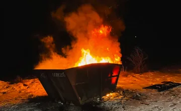 VIDEO: Na Kysuciach horel veľkokapacitný kontajner, hasiči požiar likvidovali dvakrát