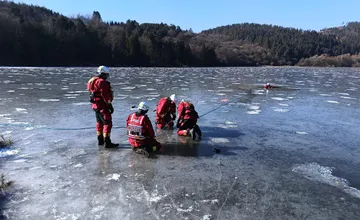 FOTO: K zamrznutému rybníku na Kysuciach mierili desiatky hasičov, zachraňovali osoby z ľadu v rámci výcviku