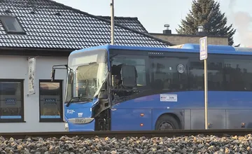 V Čadci sa zrazil autobus s nákladným autom, tvoria sa dlhé kolóny