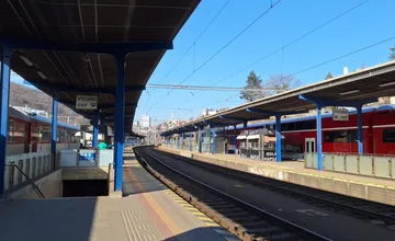 Vlak prechadzajúci Žilinou má meškanie takmer 100 minút. Dopravca hlási mimoriadnu udalosť