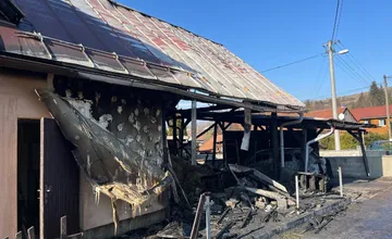 Nič netušiacej rodine z Oščadnice zhorela stodola, garáž aj auto. Škody vyčíslili na 150-tisíc