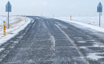 Pre poľadovicu sú viaceré cesty v kraji nezjazdné. Autobusy prichádzaju do Žiliny s meškaním