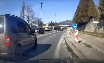 VIDEO: Vodič nezastavil na STOP-ke pod Rondlom, šoféra na hlavnej vytlačil do značenia