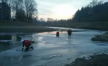 FOTO: Osobu v rieke Kysuca hľadali hasiči aj policajné drony. Nikoho však nenašli