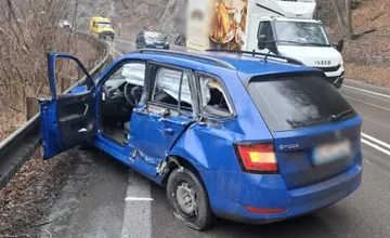 Premávku pod Strečnom spomalila dopravná nehoda. Auto skončilo vo zvodidlách