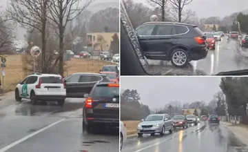 Dopravu v smere na Terchovú zbrzdila zrážka áut. Havarované vozidlá blokujú jazdný pruh