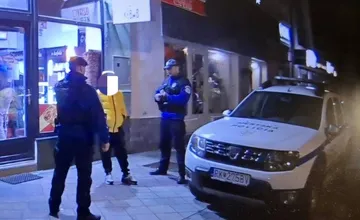 Mladík z Ružomberka napadol a okradol podnapitú osobu. Nepočítal s tým, že ho vidia policajti