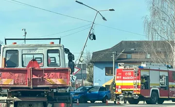 Auto na Orave čelne vrazilo do pouličnej lampy. Tá sa nebezpečne naklonila nad cestu