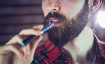 Pre elektronické cigarety zaviedli prísnejšie pravidlá: Čo to znamená pre vaperov?