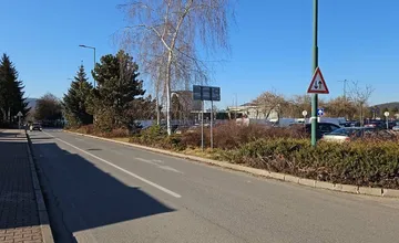 Prípravy na spoplatnené parkovanie pri Dubni pokračujú. Táto jednosmerka je po novom obojsmerná