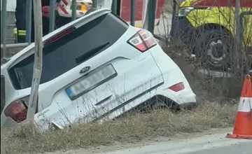 Po dopravnej nehode v Žiline skončilo auto v priekope. Hasiči hlásia zranených