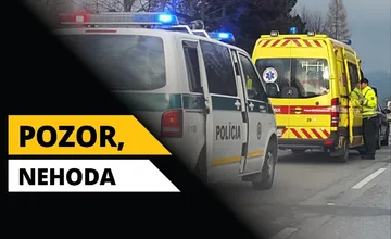 Cestu na Terchovú blokuje nehoda. Na križovatke sa zrazili autá, unikli prevádzkové kvapaliny