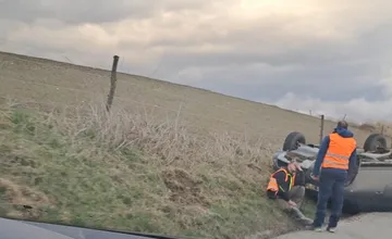 Medzi obcami za Žilinou havarovalo osobné auto. Skončilo otočené na streche