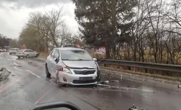 Pri vstupe do Žiliny sa stala dopravná nehoda. Na ceste sú rozsypané časti áut