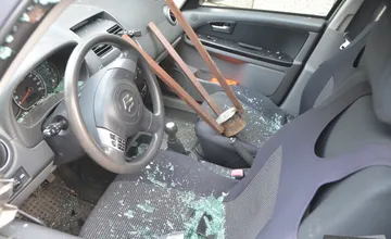 Cez čelné sklo letel popolník. Mladík z Liptova môže ísť za poškodenie štyroch áut za mreže