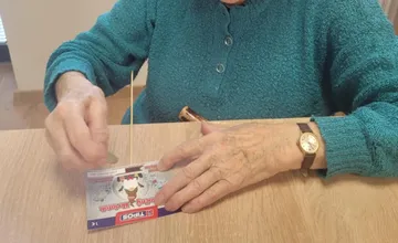 FOTO: Nezvyčajný darček pre dôchodcov na Kysuciach. Primátor im daroval stieracie žreby, vyhrali