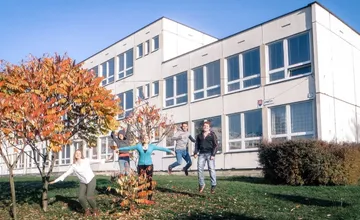 Kysucké gymnázium sa s priemyslovkou spojiť nechce, plánuje znížiť výdavky. Študenti sa obávajú, že zanikne