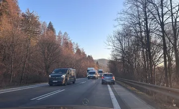 Cestu na Kysuce blokuje pokazený kamión, tvoria sa dlhé kolóny