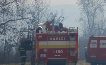 V Martine horí suchá tráva, s požiarom bojujú hasiči