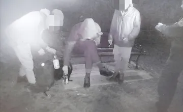 Policajti našli muža v pátraní. S kamarátmi popíjal na lavičke v Ružomberku a videli ho na kamere